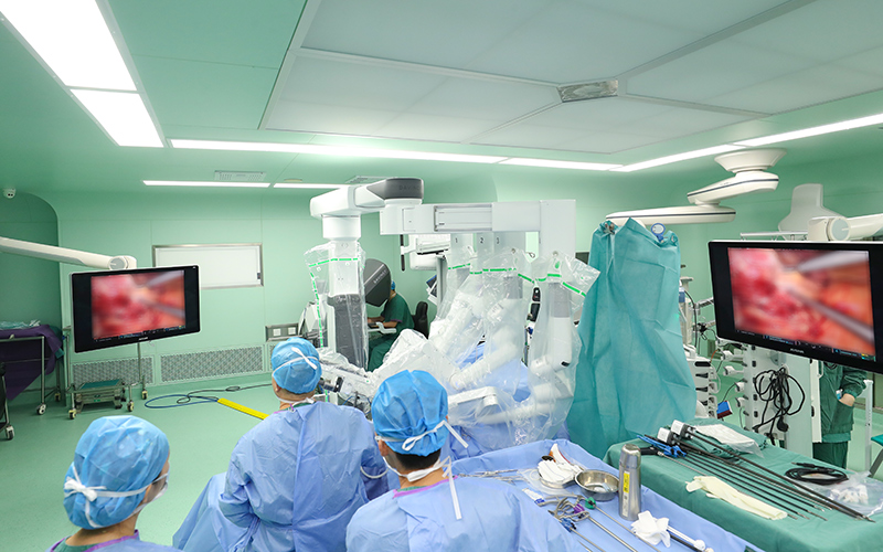 肝膽胰外科專家團(tuán)隊(duì)為患者實(shí)施手術(shù)機(jī)器人輔助下胰十二指腸切除術(shù)。