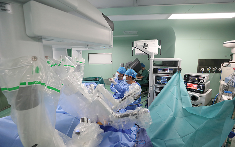 胃腸外科專家團(tuán)隊(duì)為患者實(shí)施手術(shù)機(jī)器人輔助下超低位直腸癌根治術(shù)。