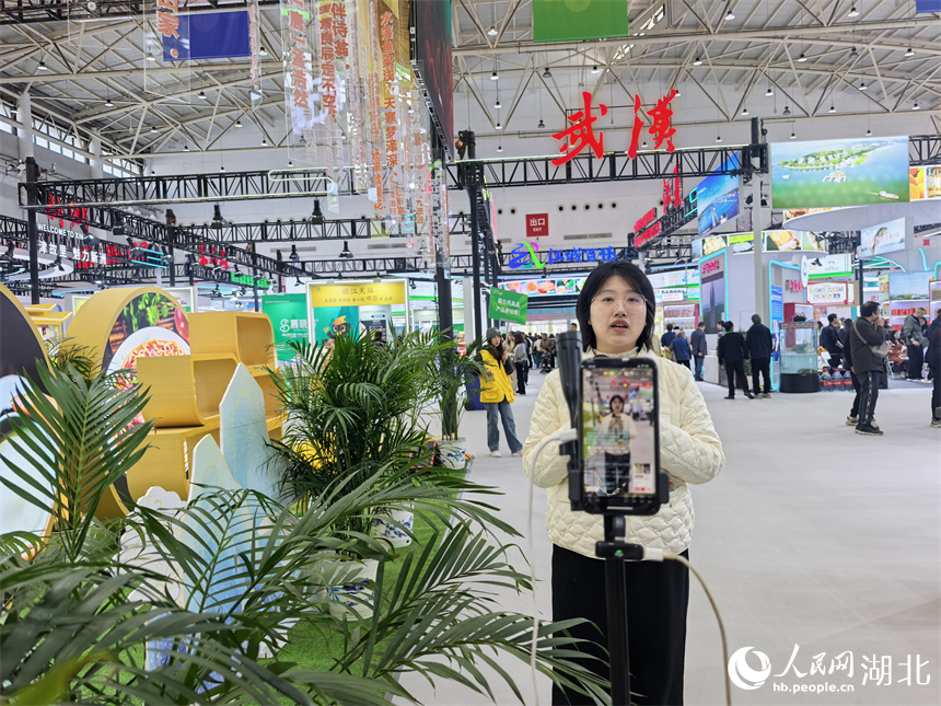 不少參展商在展會現(xiàn)場進行直播。