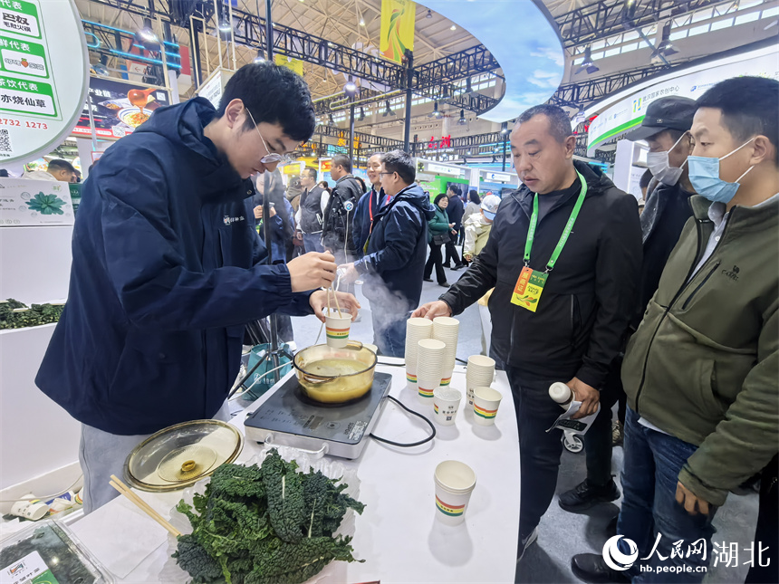 市民紛紛品鑒特色農(nóng)產(chǎn)品。