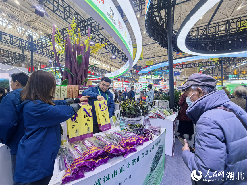 市民正在選購洪山菜薹。