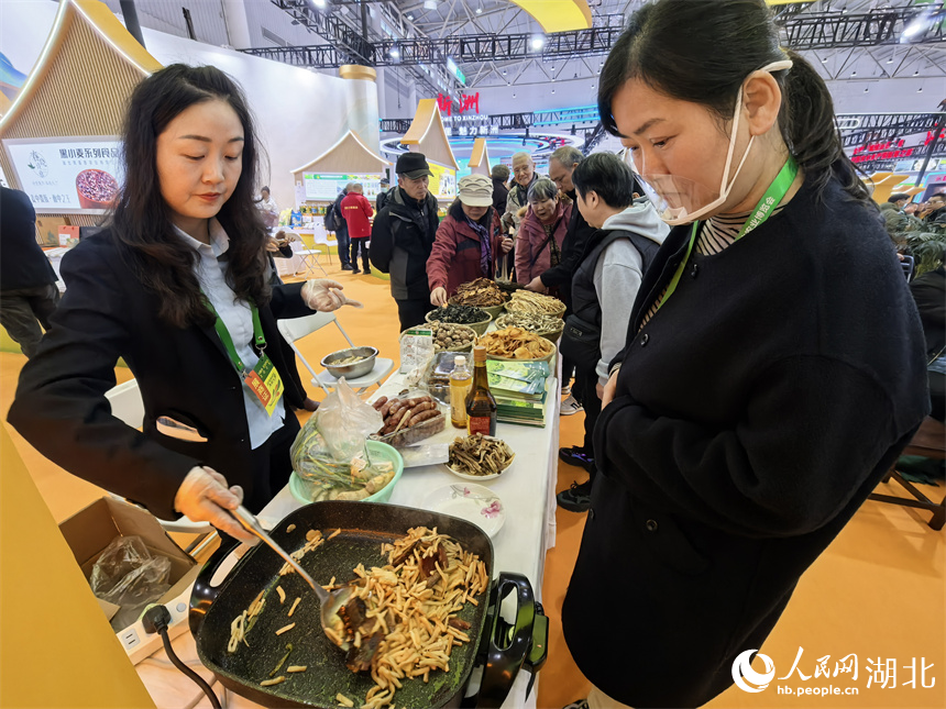 參展商現(xiàn)場烹飪美食,吸引市民品鑒。