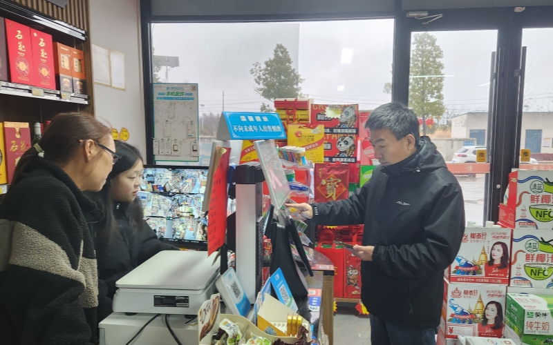 向零售戶講解“知音通”使用方法。尚宏博攝