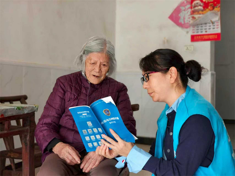 湖北移動(dòng)工作人員細(xì)心為老人講解反詐知識(shí)