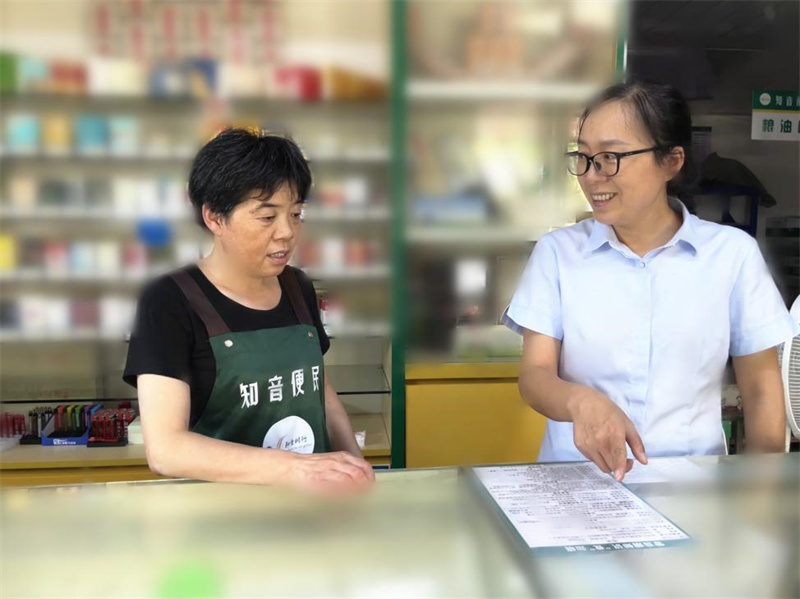 客戶經(jīng)理（右）講解訂貨流程。陳堯攝