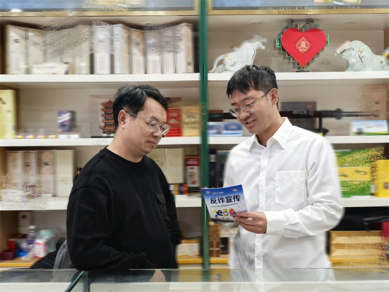 客戶經(jīng)理（右）進行反詐宣傳?？孜z