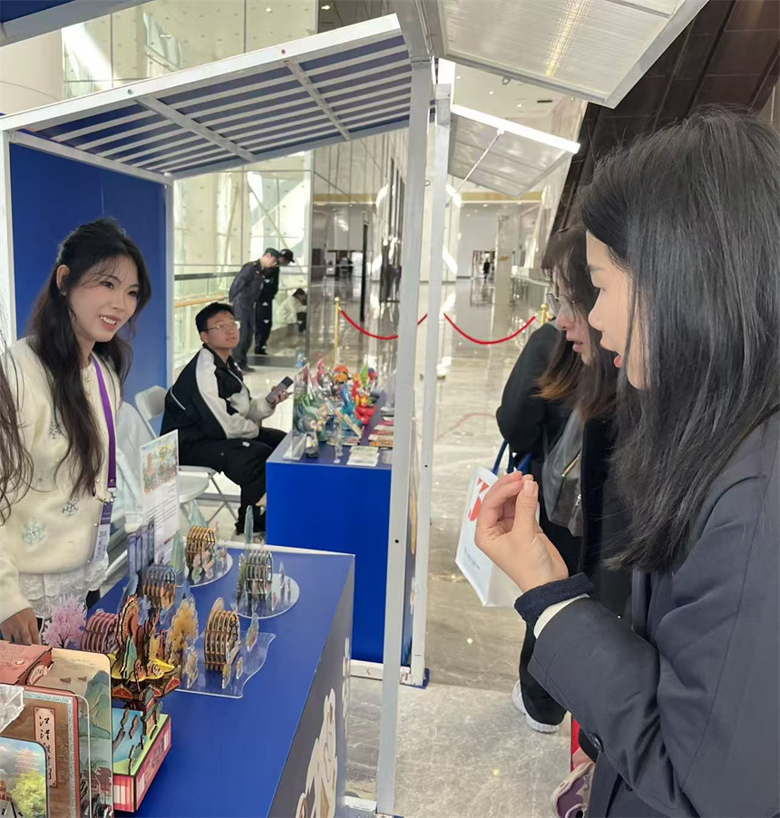與會嘉賓觀看武漢工商學(xué)院文創(chuàng)作品
