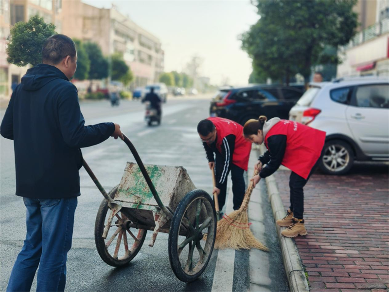 紅安縣局組織黨員與志愿者開(kāi)展環(huán)境整治志愿服務(wù)。潘帆攝