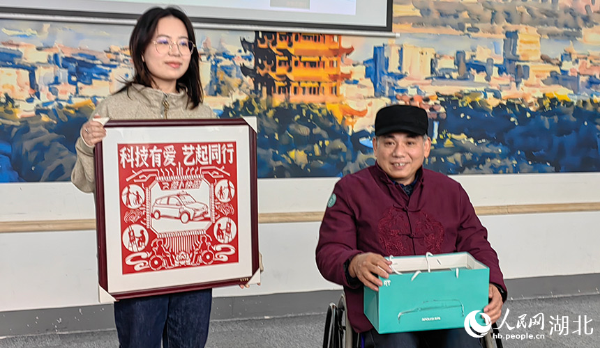 毛明月帶來的剪紙作品。人民網(wǎng)記者 郭婷婷攝