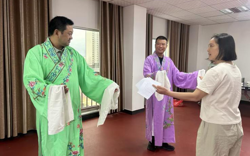 專班成員利用業(yè)余時(shí)間學(xué)習(xí)花鼓戲。