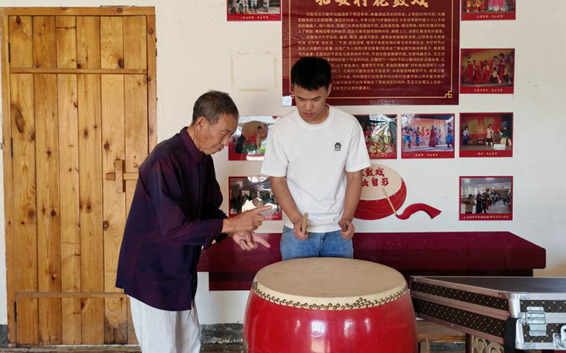 花鼓戲傳承人教授青年員工傳統(tǒng)技藝。