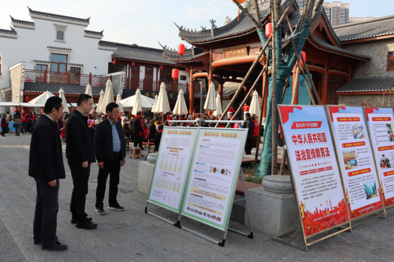 在荊門市東寶區(qū)歷史文化古街——民主街開(kāi)展法治宣傳活動(dòng)。