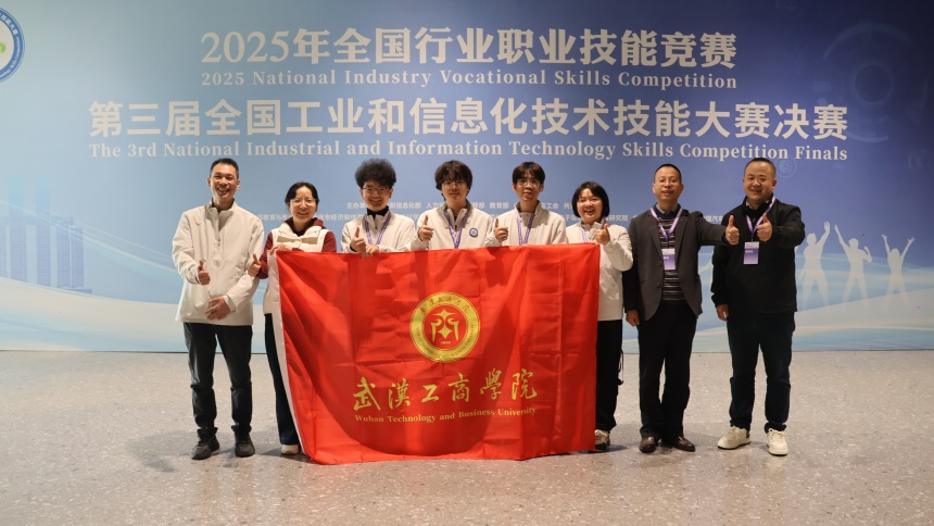 參賽選手與教練、領(lǐng)隊(duì)、工作人員合影。