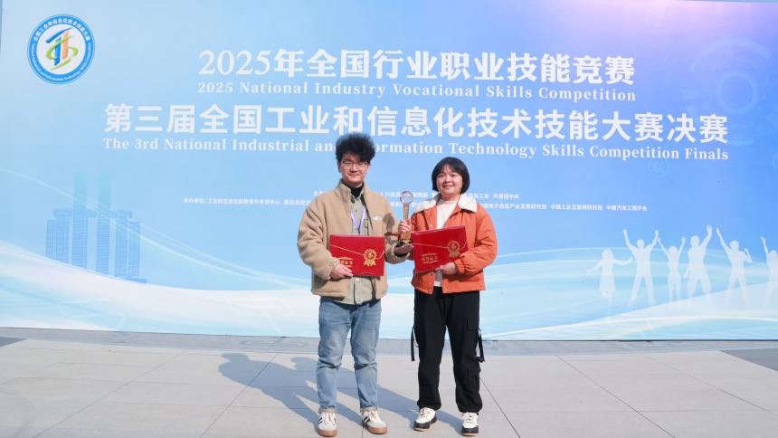 獲獎教師李兆民（左）、聞暢（右）