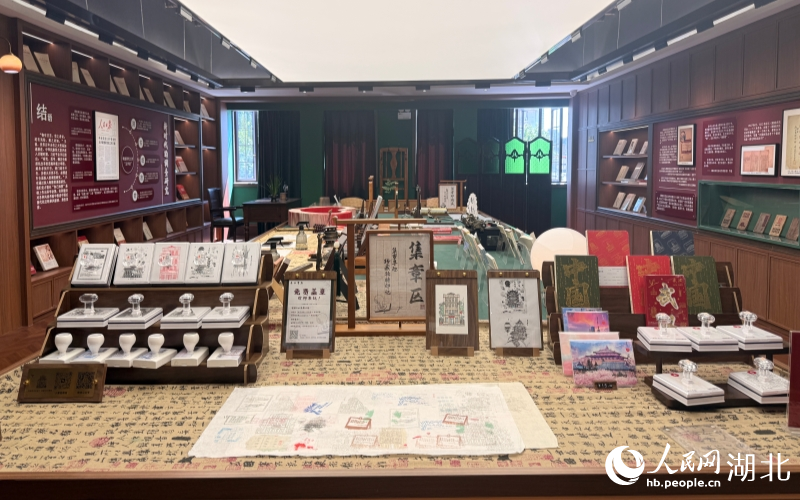 長江書店特色“套色印章”手工體驗區(qū)。人民網(wǎng)記者 張雋攝