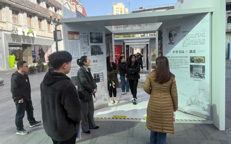 游客在三聯(lián)文化劇場內(nèi)參觀“生活書店”主題展位，仿古石砌門框與木質(zhì)書架還原了書店的歷史風(fēng)茂。徐詩琦攝