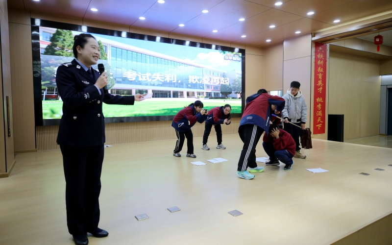 洪山中學學生表演“向學生欺凌大聲說不”情景劇。