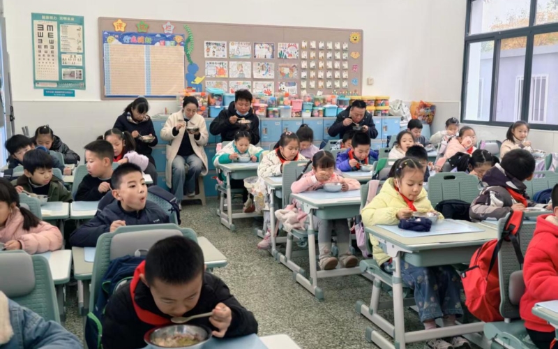 武昌區(qū)人大代表、政協(xié)委員走進小學，體驗校園陪餐。