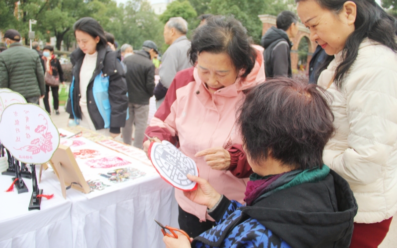 居民參與法治剪紙。