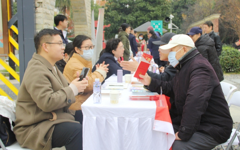 普法志愿者為居民提供法律咨詢。