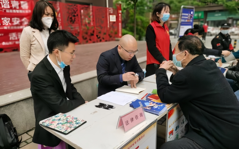 法律援助工作站成員為社區(qū)居民提供法律咨詢。學(xué)校供圖