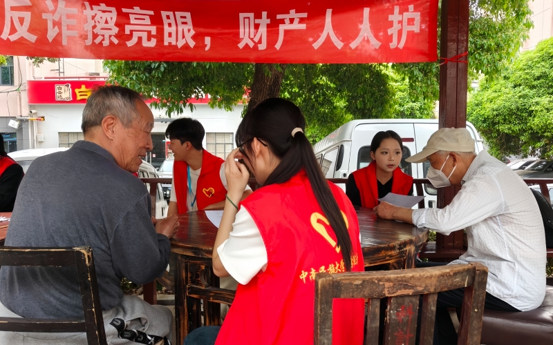 青年志愿者為社區(qū)居民一對一普法。學(xué)校供圖