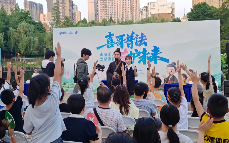 小朋友們熱情參與未成年網(wǎng)絡(luò)保護宣傳活動。學(xué)校供圖