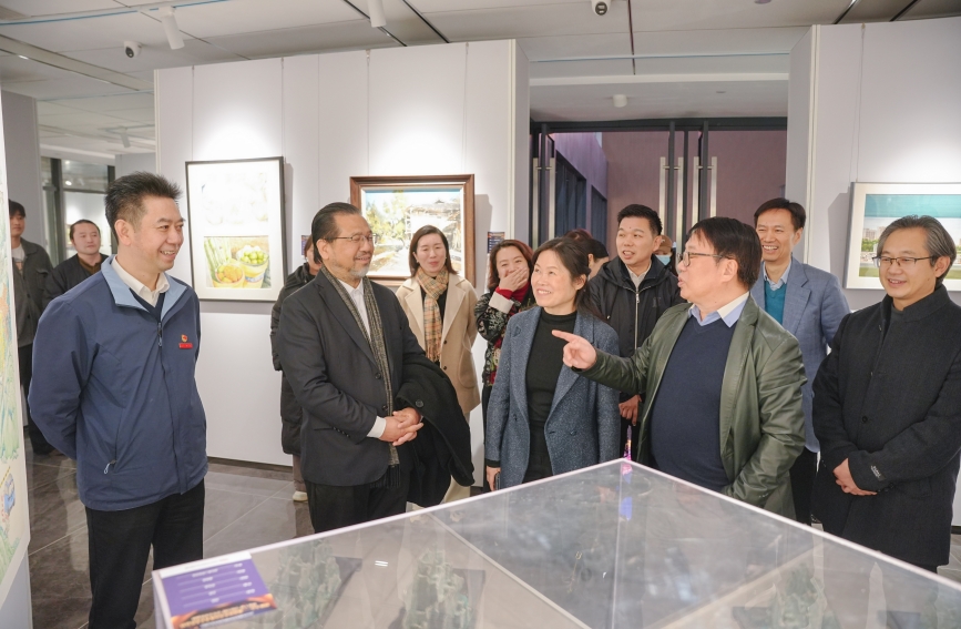 嘉賓共同觀看展覽 。劉皓辰攝