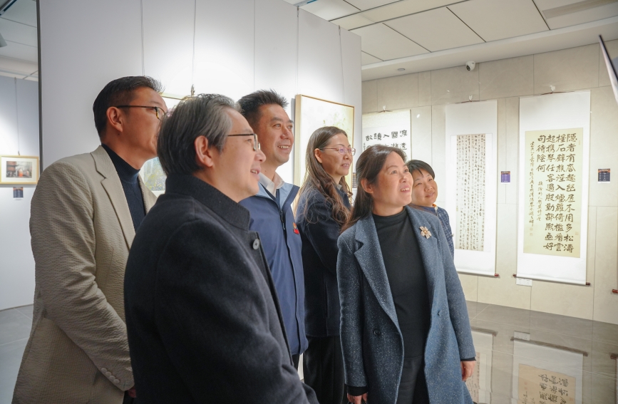 與會領(lǐng)導(dǎo)與嘉賓共同觀看展覽。劉皓辰攝