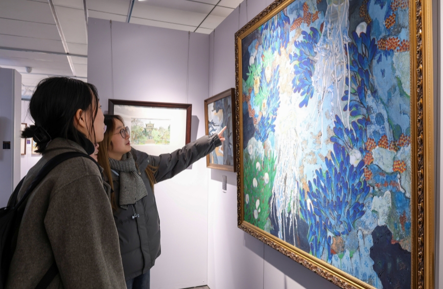 學(xué)生們參觀美術(shù)作品展。陳雯茜攝