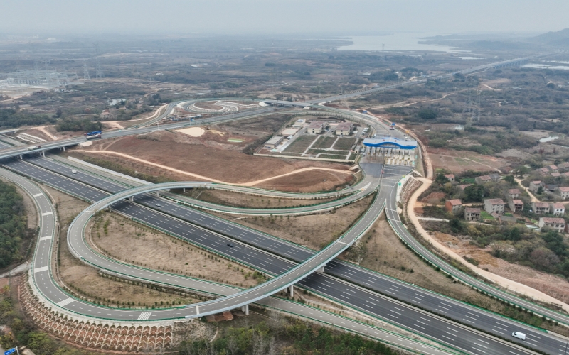 武漢繞城高速鳳凰山、新力兩座收費(fèi)站正式開通運(yùn)營(yíng)。諶毅攝