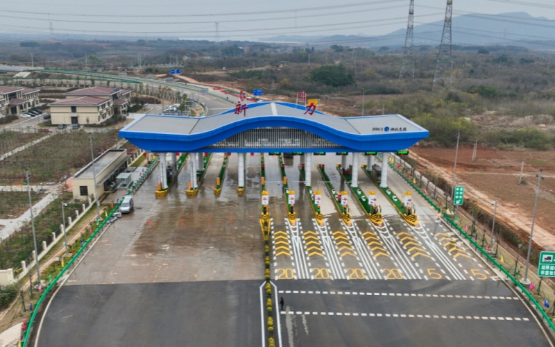 武漢繞城高速鳳凰山、新力兩座收費(fèi)站正式開通運(yùn)營(yíng)。諶毅攝