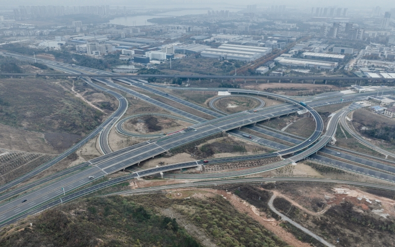 武漢繞城高速鳳凰山、新力兩座收費(fèi)站正式開通運(yùn)營(yíng)。諶毅攝