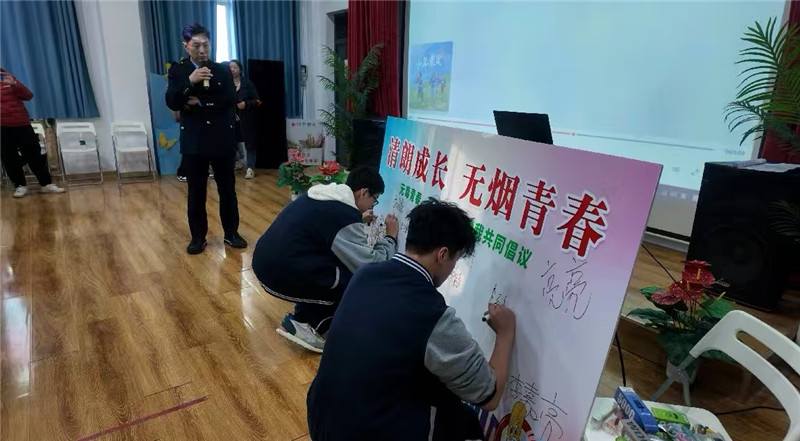 在承諾板上鄭重簽名