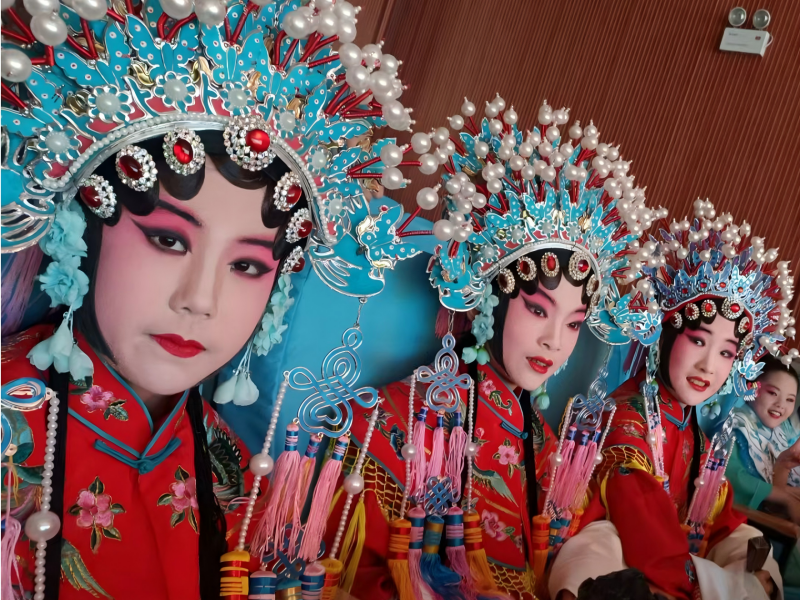 學(xué)生正在候場，將在武漢校際爭霸賽上表演《貴妃醉酒》。受訪者供圖