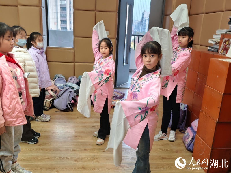 學(xué)生們正在做“穆桂英掛帥”的身段訓(xùn)練。人民網(wǎng)記者 郭婷婷攝