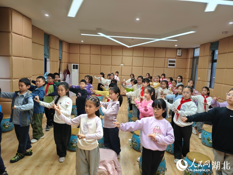 硚口區(qū)千禧城小學(xué)學(xué)生正在排練廳內(nèi)學(xué)習(xí)戲劇。人民網(wǎng)記者 郭婷婷攝