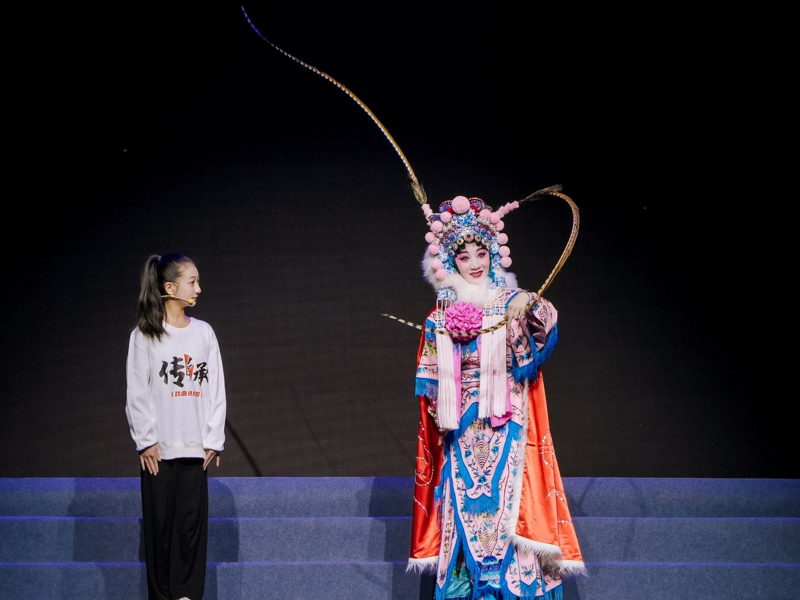 武漢市尋找”小小戲劇傳承人“展演中，學(xué)生與戲劇名家同臺(tái)演出。武漢市教育局供圖