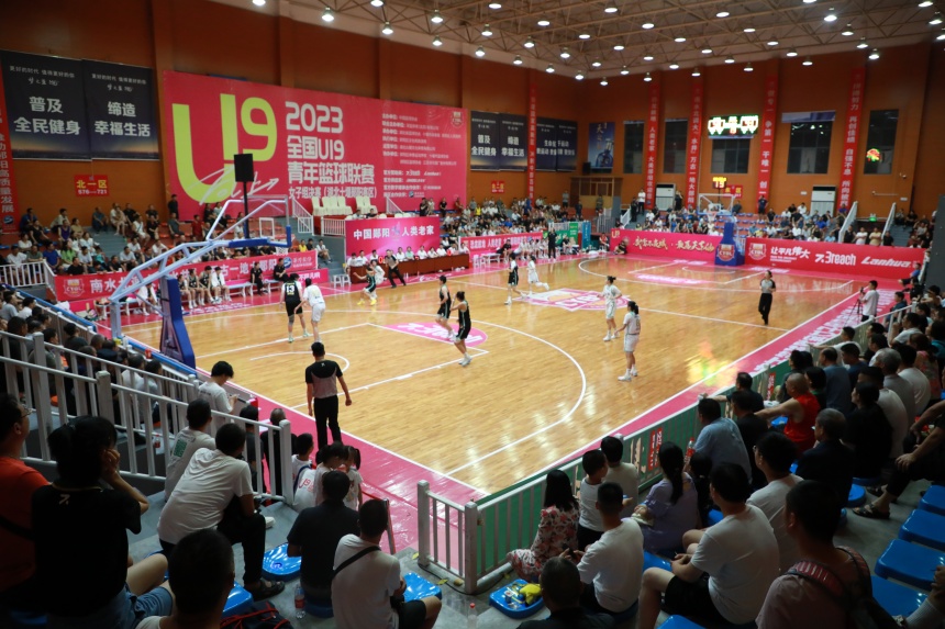 全國(guó)(U19)青年籃球聯(lián)賽女子組決賽（湖北十堰鄖陽(yáng)賽區(qū)）開(kāi)幕式在鄖陽(yáng)籃球館舉行。