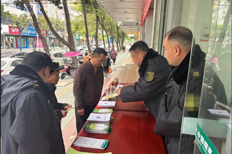 工作人員進行普法宣傳