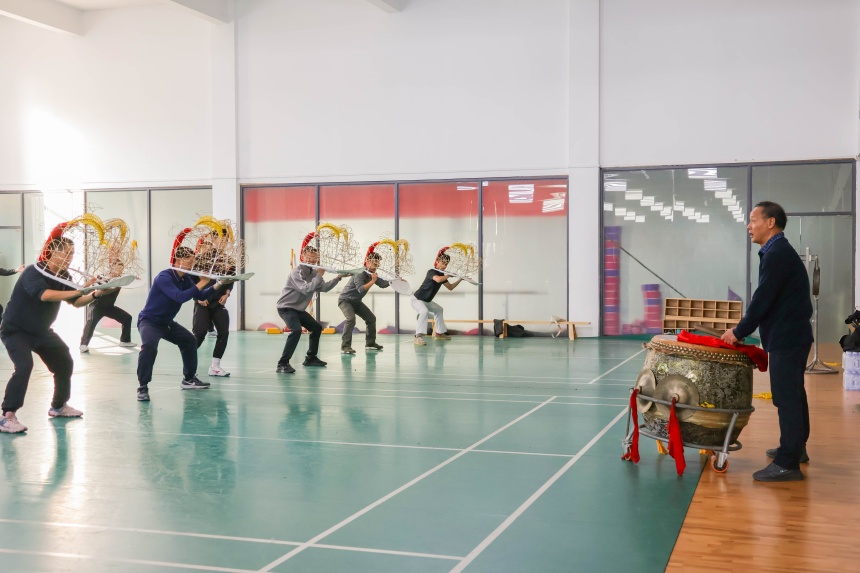 舞龍舞獅專項技能實踐與訓(xùn)練。楊芷若攝
