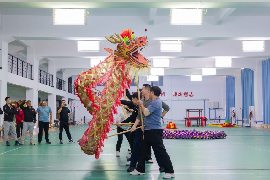 舞龍舞獅專項技能實踐與訓(xùn)練。余劍韜攝