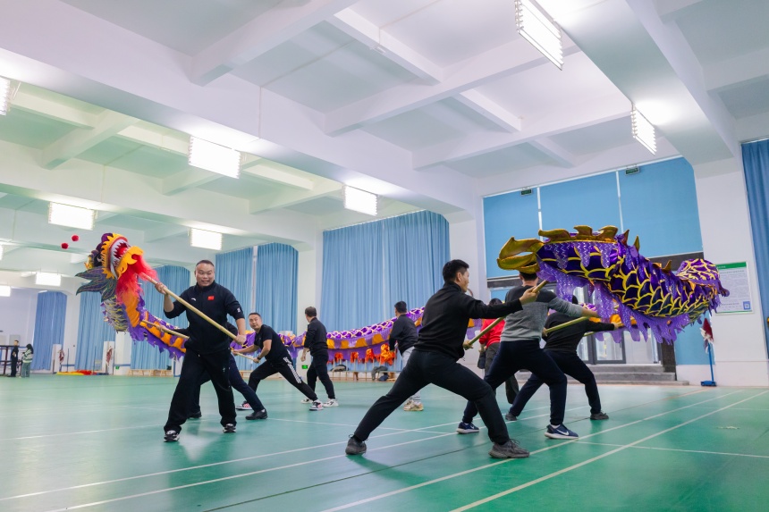 舞龍舞獅專項(xiàng)技能實(shí)踐與訓(xùn)練。余劍韜攝