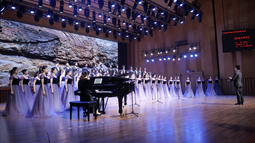 合唱《怒吼吧！黃河》。陳韶月攝