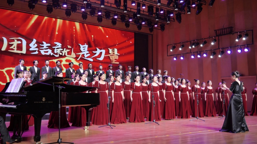 合唱《團結(jié)就是力量》。陳韶月攝