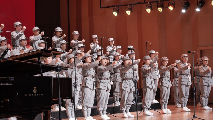 合唱《游擊隊歌》。陳韶月攝