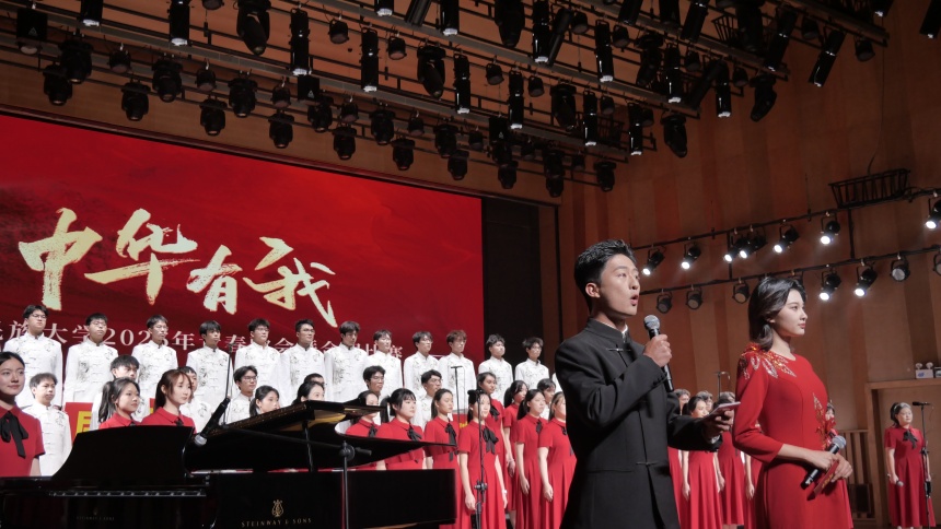 合唱《中國,中國,鮮紅的太陽永不落》。謝紫瑩攝