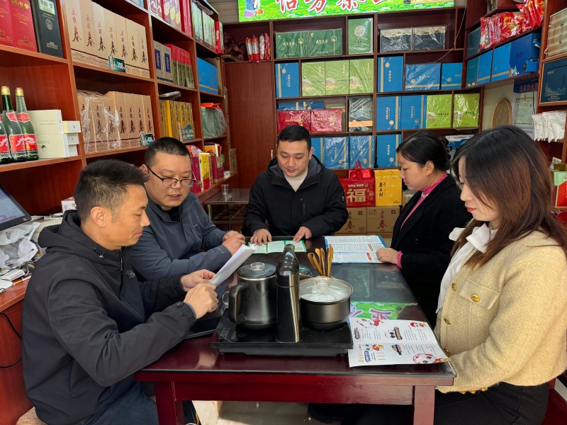 客戶經(jīng)理入戶進(jìn)行宣講。張銀攝