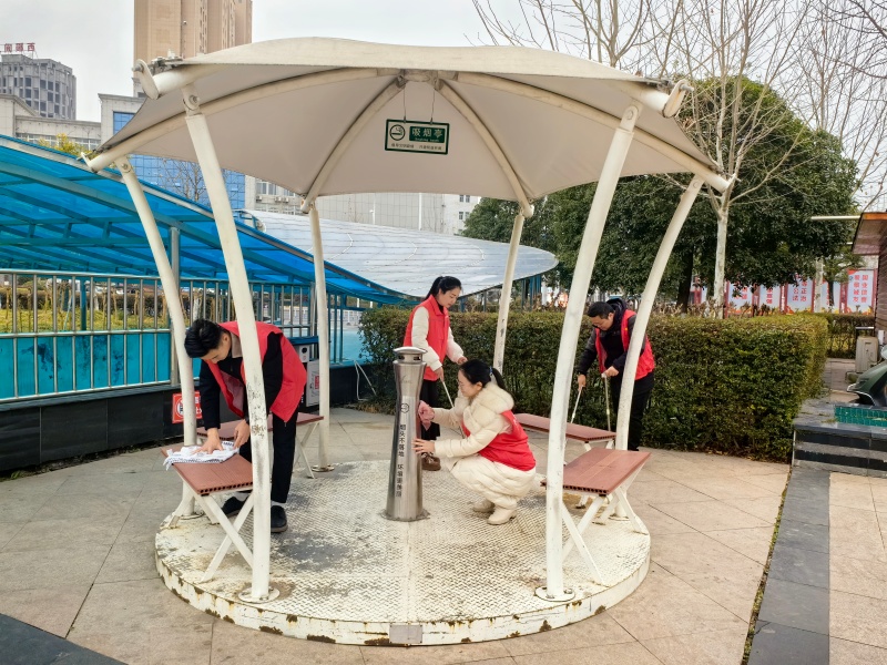 青年志愿小隊(duì)參與“美麗縣城”治理。王云攝