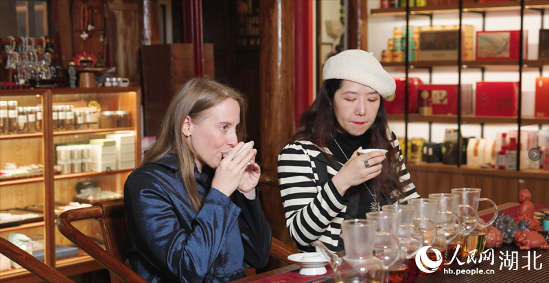 陳心蘭和朋友一起在晨曦藝術(shù)館品鑒茶。人民網(wǎng)記者 周雯攝